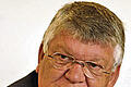 Neue Aufgabe       -  (he)   Frank Hofmann hat eine neue Aufgabe in Berlin übernommen. Der SPD-Bundestagsabgeordnete und Innenexperte aus Volkach vertritt den erkrankten Vorsitzenden des Innenausschusses, Wolfgang Bosbach. Seit der Sitzung in der vergangenen Woche steht Hofmann dem Ausschuss vor und leitet die Geschäfte voraussichtlich bis zur Sommerpause des Bundestags, teilt sein Büro mit. Der SPD-Bezirksvorsitzende ist Diplom-Volkswirt und ehemaliger Kriminaloberrat des Bundeskriminalamts. Seit 1994 ist der 61-Jährige Mitglied im Deutschen Bundestag.