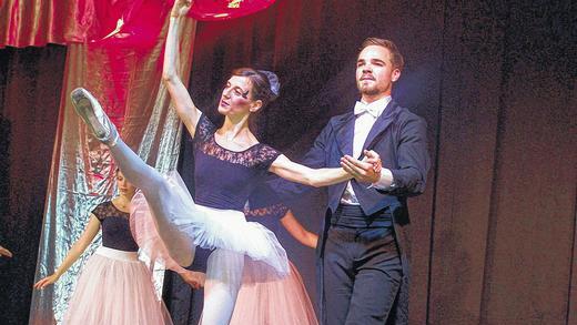 Gekonnt: Primaballerina Gabriele Ruf und Maximilian Gärtner im Pas de deux. Gekonnt: Primaballerina Gabriele Ruf und Maximilian Gärtner im Pas de deux.