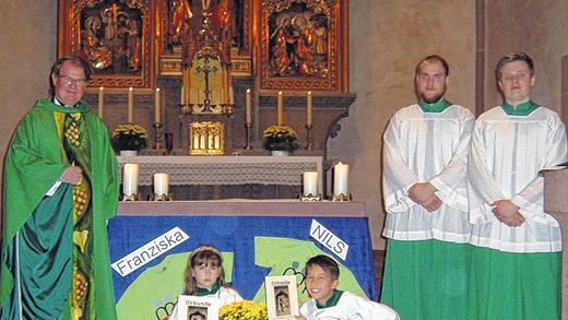 Neue Minis in Rechtenbach - (mhk) Zwei Ministranten wurden am Samstag beim Familiengottesdienst in der Pfarrkirche Maria Heimsuchung in Rechtenbach in ihr Amt eingeführt. Vor der Gabenbereitung wurden sie in der Sakristei eingekleidet und von den Gottesdienstbesuchern mit Applaus am Altar begrüßt. Kaplan Manfred Hock überreichte ihnen eine Urkunde und das Rechtenbacher Mini-T-Shirt. Drei Ministranten wurden am Ende des Gottesdienstes mit einem Geschenk verabschiedet. Der Dank des Geistlichen galt Anna Ebert (acht Jahre im Mini-Team), Korbinian Merz (fünf Jahre) und Simon Durchholz (ein Jahr). Außerdem wurde Kathrin Ebert, die sechs Jahre als erwachsene Mitarbeiterin der Minirund, dem Organisationsteam angehörte, mit einem Blumenstrauß verabschiedet. Im Bild (von links): Kaplan Manfred Hock, neuen Minis Franziska Merz und Nils Herold, sowie die Oberministranten Nico Lorasch und Sandro Pizzolo. Neue Minis in Rechtenbach - (mhk) Zwei Ministranten wurden am Samstag beim Familiengottesdienst in der Pfarrkirche Maria Heimsuchung in Rechtenbach in ihr Amt eingeführt. Vor der Gabenbereitung wurden sie in der Sakristei eingekleidet und von den Gottesdienstbesuchern mit Applaus am Altar begrüßt. Kaplan Manfred Hock überreichte ihnen eine Urkunde und das Rechtenbacher Mini-T-Shirt. Drei Ministranten wurden am Ende des Gottesdienstes mit einem Geschenk verabschiedet. Der Dank des Geistlichen galt Anna Ebert (acht Jahre im Mini-Team), Korbinian Merz (fünf Jahre) und Simon Durchholz (ein Jahr). Außerdem wurde Kathrin Ebert, die sechs Jahre als erwachsene Mitarbeiterin der Minirund, dem Organisationsteam angehörte, mit einem Blumenstrauß verabschiedet. Im Bild (von links): Kaplan Manfred Hock, neuen Minis Franziska Merz und Nils Herold, sowie die Oberministranten Nico Lorasch und Sandro Pizzolo.