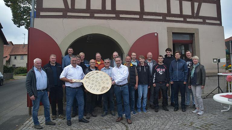 So kann Dorfgemeinschaft funktionieren: In Oberfladungen wurde dank&nbsp;des ehrenamtlichen Engagements vieler Bürger das Backhaus renoviert und umgestaltet.&nbsp;Diese große Leistung würdigte Bürgermeister Michael Schnupp (vorne rechts) bei der offiziellen Einweihung im Namen der Stadt.