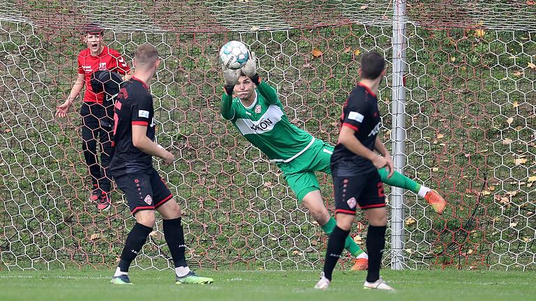 Die Würzburger Kickers konnten sich beim 3:0-Sieg in Aubstadt auf Torwart Marc Richter verlassen - gerade wenn Felix Göttlicher (links), Dominik Meisel (rechts) und Co. dem Ball nur hinterherschauen konnten. Die Würzburger Kickers konnten sich beim 3:0-Sieg in Aubstadt auf Torwart Marc Richter verlassen - gerade wenn Felix Göttlicher (links), Dominik Meisel (rechts) und Co. dem Ball nur hinterherschauen konnten.