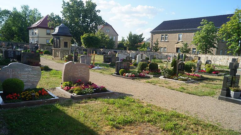 Mit einer Änderung der Friedhofsatzung wollte die Stadt Prichsenstadt verhindern, dass Fotos von Grabsteinen der Friedhöfe (hier: Prichsenstadt) veröffentlicht werden dürfen. Mit 8:7 hat das der Stadtrat gekippt.