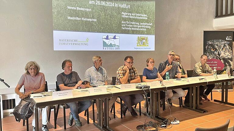 Im Rahmen 'Natura 2 000' stellten sie den 'Managementplan' für den 'Haßbergtrauf' und das 'Urlesbachtal' vor (von links): Gudrun Mühlhofer (Ifanos Nürnberg), Bernhard Reiser (IVL Zeil), Gerhard Weniger (Landratsamt Schweinfurt),
Robert Lauer (Landratsamt Haßberge), Verena Biedermann und Matthias Berg (Regierung von Unterfranken), Kai Overmann und Maximilian Kleinwechter (AELF Kitzingen-Würzburg).