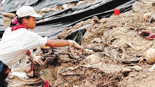 Spuren eines Kriegsverbrechens: Eine Mitarbeiterin des UN-Tribunals birgt Skelette aus einem Massengrab außerhalb des Dorfes Cerska in der Nähe der früheren Moslem-Enklave Srebrenica.