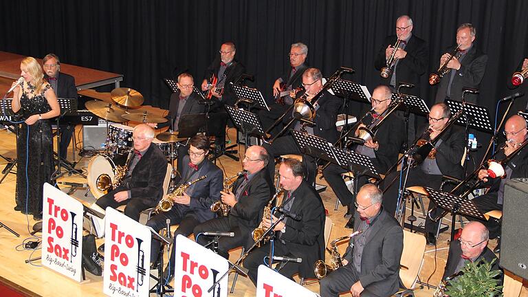 Mitreißender Big-Band-Sound auf der Bühne: TroPoSax und Sängerin Sonja Freitag.