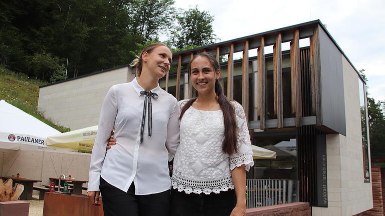 Die neuen Pächterinnen der Waldrast in Mariabuchen: Sandra (links) und Anna Jodlowski Die neuen Pächterinnen der Waldrast in Mariabuchen: Sandra (links) und Anna Jodlowski