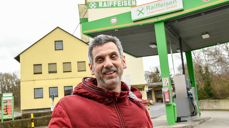 Typische Tankstelle auf dem Dorf: Betriebsleiter Werner Mark in Gaukönigshofen (Lkr. Würzburg) hat beobachtet, dass es ein Stadt-Land-Gefälle bei den Spritpreisen gibt. Das Tankverhalten der Kundschaft habe sich verändert, sagt er.