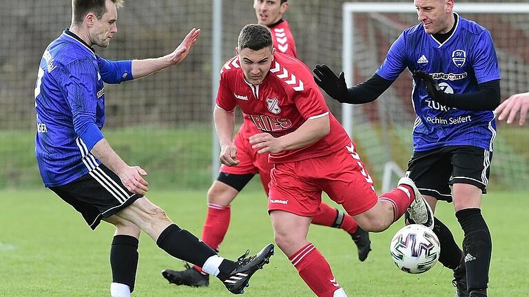 Lukas Fries (Mitte) von der SG Unterweißenbrunn/Frankenheim ist in dieser Szene weder von Eichenhausen/Saals Spielertrainer Sebastian Schmitt (rechts) noch von Maximilian Bürger zu stoppen.