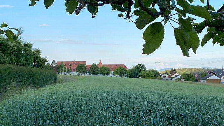 Das Neubaugebiet Burgstraße in Ostheim wird an das Nahwärmenetz der Stadt Ostheim angeschlossen. Für die Käufer der 25 geplanten Grundstücke besteht nun eine Anschlusspflicht.