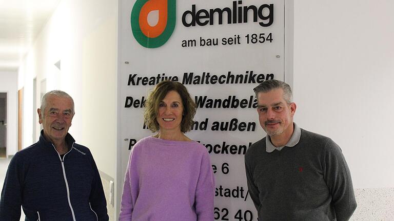 Zum zehnten Mal unterstützt das Farbenhaus Demling die Bildungspartnerschaft. Geschäftsführer Florian Demling (rechts) überreichte 1500 Euro an Bernhard Roth und Barbara Streit.