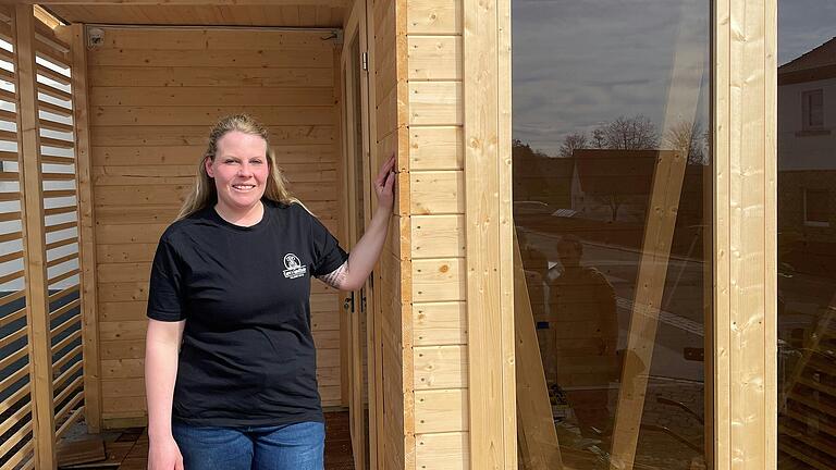 Carolin Gropp vor ihrem neuen Hofladen – der Neubau ist in vollem Gange. Carolin Gropp vor ihrem neuen Hofladen – der Neubau ist in vollem Gange.