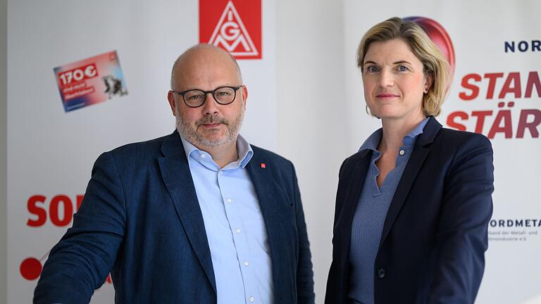 Peilen Pilotabschluss an: Daniel Friedrich und Lena Ströbele       -  Peilen Pilotabschluss an: Daniel Friedrich (Bezirksleiter IG Metall Küste) und Lena Ströbele (Tarifverhandlungsführerin Nordmetall)