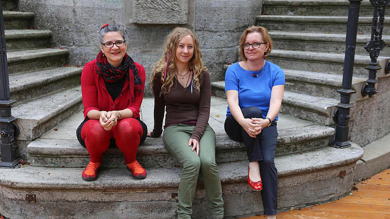 Neue Partnerschule des Theaters Schloss Maßbach ist die Volksschule Nüdlingen. Bei einer Pressekonferenz informierten Theaterleiterin Anne Maar (links), die neue Theaterpädagogin Julia Kreen (Mitte) und die stellvertretende Rektorin der Volksschule, Ulla Farkas darüber.  Foto: Dieter Britz       -  Neue Partnerschule des Theaters Schloss Maßbach ist die Volksschule Nüdlingen. Bei einer Pressekonferenz informierten Theaterleiterin Anne Maar (links), die neue Theaterpädagogin Julia Kreen (Mitte) und die stellvertretende Rektorin der Volksschule, Ulla Farkas darüber.  Foto: Dieter Britz