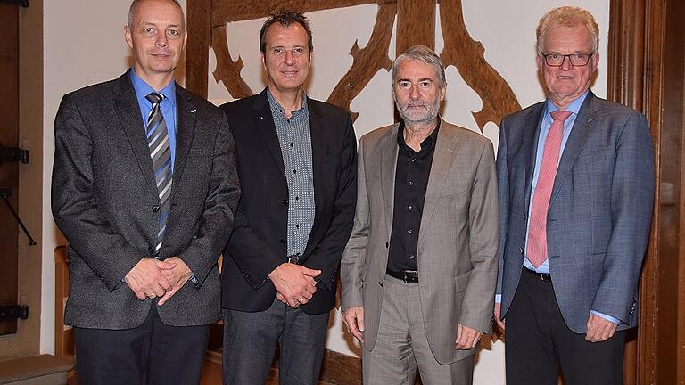 Die Ziele und Inhalte des Forschungsprojekts zu Gewinnung und Einsatzmöglichkeiten von Nutzwasser auf der Schweinfurter Trockenplatte beschrieben in der Schweinfurter Rathausdiele (von links): Axel Bauer (Regierung von Unterfranken), Prof. Jörg E Drewes (TU München), Heiko Gerdes (BGS Umwelt) und Leonhard Rosentritt (Wasserwirtschaftsamt Bad Kissingen).