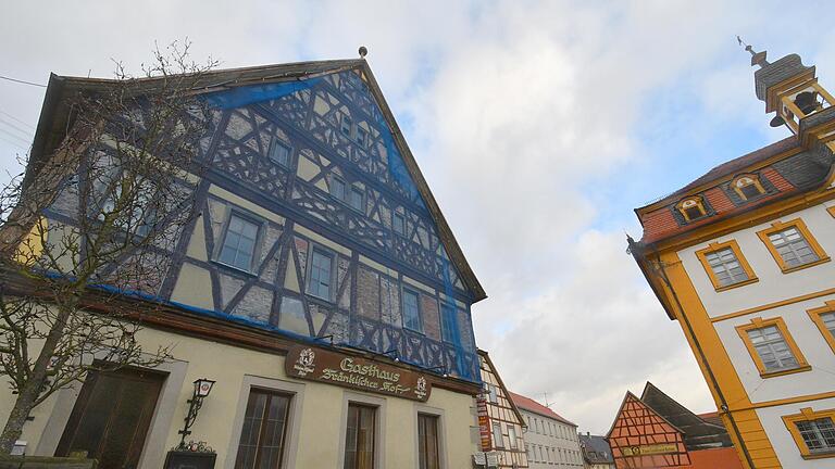 In Nachbarschaft zum Rathaus gehört der 'Fränkische Hof' aus dem frühen 17. Jahrhundert zu den wertvollsten Baudenkmälern Röttingens. In Nachbarschaft zum Rathaus gehört der 'Fränkische Hof' aus dem frühen 17. Jahrhundert zu den wertvollsten Baudenkmälern Röttingens.