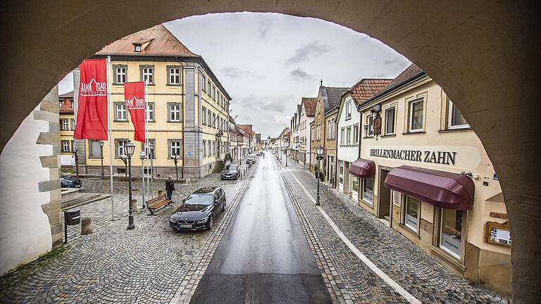 Die Haßfurter Innenstadt ähnelte am Samstagvormittag einer Geisterstadt. Doch nicht jeder findet die Beschränkungen sinnvoll. Mancher nutzt sie auch für Parteipolitik.