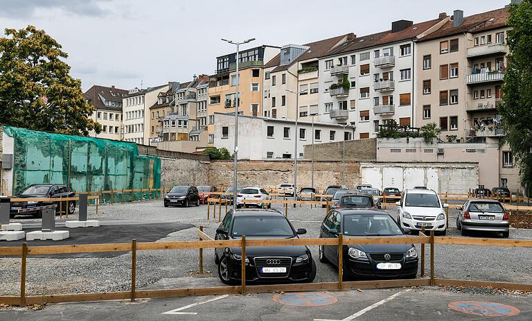 Ab 2023 wird hier gebaut: Auf dem Gelände der ehemaligen Poliklinik wird ein Neubau für Betreutes Wohnen und ein Pflegebildungszentrum entstehen.