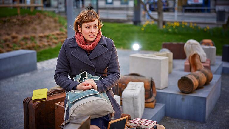 Anouk Elias spielt 'Das Tagebuch der Anne Frank' in der Inszenierung des Mainfranken Theaters am DenkOrt Deportationen vor dem Würzburger Hauptbahnhof.