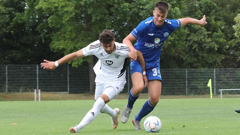 Ein Aktivposten des FC 05 Schweinfurt: Neuzugang Taha Aksu (links), mit dem der Würzburger Nils Kuß in etlichen Laufduellen Mühe hatte.