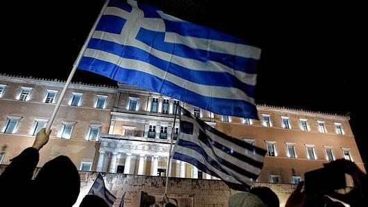 Protest rally outside the Greek parliament in Athens       -  Bürger schwenken Griechenlandfahnen während eines Protestes in Athen gegen das Spardiktat, das dem Land auferlegt wurde.