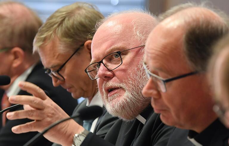 Kardinal Reinhard Marx (Mitte), Erzbischof von München und Freising und Vorsitzender der Deutschen Bischofskonferenz, während der Pressekonferenz der Deutschen Bischofskonferenz zur Vorstellung der Missbrauchsstudie vor einem Jahr, am 25. September 2018. Links neben ihm Harald Dreßing, Professor am Zentralinstitut für Seelische Gesundheit und Leiter des Forschungsteams. Rechts: Stephan Ackermann, Bischof von Trier und Beauftragter für Fragen des sexuellen Missbrauchs im kirchlichen Bereich.