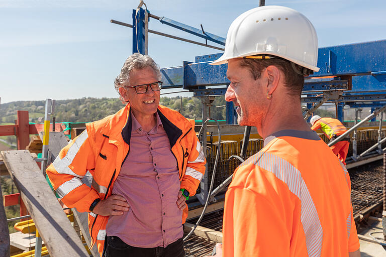 Abstand halten: Bauleiter Wolfgang Thaler (links) und Polier Alexander Kuphal auf der Baustelle.