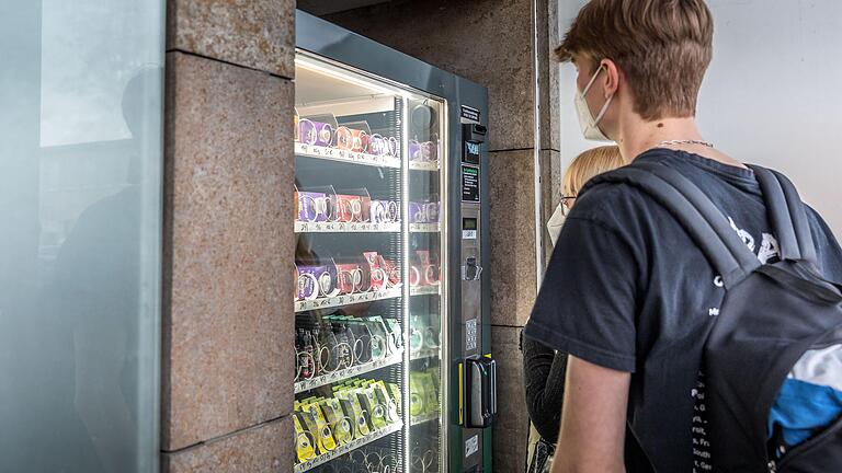 Die Produkte im neuen CBD-Automaten am Bahnhofsplatz enthalten laut der Firma sWEEDs-420 kein THC mehr.