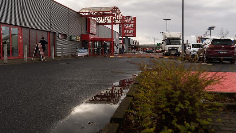 Blick auf den großen Rewe-Markt im Gewerbegebiet in Höchberg: Im Frontbereich wird sich künftig einiges ändern. Die Bäckerei möchte außen ein Cafe errichten und der Getränkemarkt soll erweitert werden.