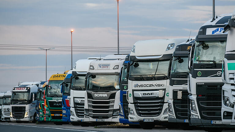 Es fehlt an Rast- und Parkplätzen für LKW an den Autobahnen, um die Ruhezeiten einzuhalten. Folge: Parkplätze sind überbelegt, Lkw stehen teilweise bis auf die Standspuren, Pkw können volle Parkplätze nur durchfahren und auf den nächsten hoffen. Hier stehen die Fahrzeuge auf der Raststätte Riedener Wald.