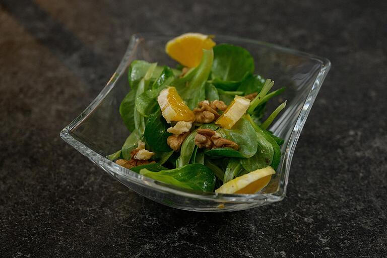 Das erste kommt beim Vorbereiten in der Küche zum Schluss: der Feldsalat. Das erste kommt beim Vorbereiten in der Küche zum Schluss: der Feldsalat.