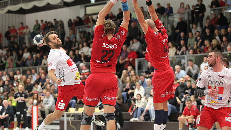 Einen schweren Stand hatte Michael Panfil (am Ball) vom HSC Bad Neustadt gegen den Abwehrblock des TSV Lohr (links Franziskus Gerr, rechts Lukas Horky).