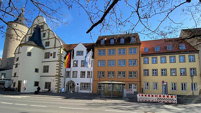 Verschiedene Gebäude, unterschiedliche Baustile, abgesetzte Farben: Das Kitzinger Rathaus erstreckt sich künftig über diese ganze Häuserzeile. Links außen: das historische Rathaus, rechts in Gelb: das neu erworbene Gebäude, das noch saniert wird.