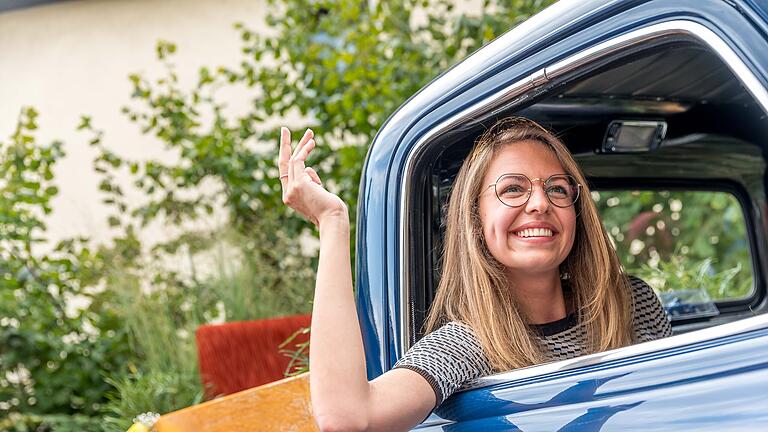 Heimatempfang Deutsche Weinkönigin Brockmann       -  Zahlreiche Menschen feiern am Dienstag (03.10.23) in Großwallstadt (Landkreis Miltenberg) die neue Deutsche Weinkönigin Eva Brockmann. Die 24-Jährige hat zum ersten Mal seit 15 Jahren die deutsche Weinkrone wieder nach Franken geholt.