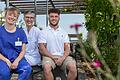 Drei Pflegekräfte, die der Überzeugung sind, dass die Pflege viel besser ist als ihr Ruf: (von links) Anna Kosel, Anja Steinrücken-Bayer und Sebastian Drescher auf der Terrasse des ZOM an der Uniklinik Würzburg.&nbsp;