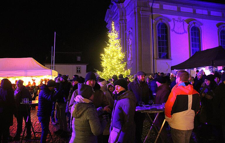 Der Wiesentheider Schlossplatz wurde am Sonntag zum stimmungsvollen Ort der Begegnung beim Weihnachts-Wochenende. Der Wiesentheider Schlossplatz wurde am Sonntag zum stimmungsvollen Ort der Begegnung beim Weihnachts-Wochenende.