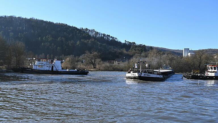 Das havarierte Schiff wurde am Samstag freigeschleppt. Das havarierte Schiff wurde am Samstag freigeschleppt.