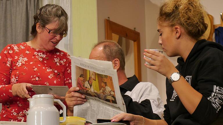 Versteckspiel bei den doppelten Schmitts: Die Galderschummer Theatergruppe präsentierte einen flotten Schwank vom Biegenbach. Versteckspiel bei den doppelten Schmitts: Die Galderschummer Theatergruppe präsentierte einen flotten Schwank vom Biegenbach.