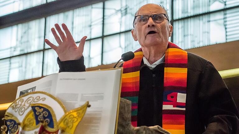 Pfarrer Roland Breitenbach bei seiner Büttenpredigt im vergangenen Jahr. Seit er 1974 die Pfarrstelle in St. Michael angenommen hat, holt Breitenbach zu Fasching die Narrenkappe heraus. Pfarrer Roland Breitenbach bei seiner Büttenpredigt im vergangenen Jahr. Seit er 1974 die Pfarrstelle in St. Michael angenommen hat, holt Breitenbach zu Fasching die Narrenkappe heraus.