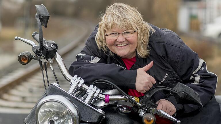 Elsbeth Warmuth, Bürgermeisterkandidatin von Hollstadt, fährt in ihrer Freizeit gerne Motorrrad.