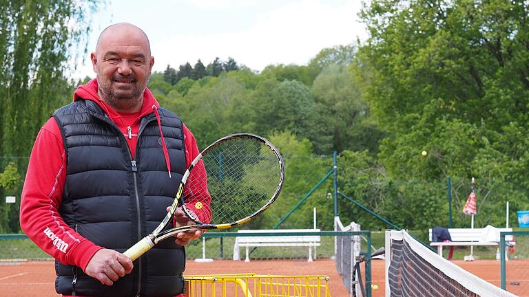 Im Wartestand: Anil Husaric hofft, bald wieder auf der Anlage des TC Rot Weiß Bad Kissingen unterrichten zu dürfen. Foto: Jürgen Schmitt - Im Wartestand: Anil Husaric hofft, bald wieder auf der Anlage des TC Rot Weiß Bad Kissingen unterrichten zu dürfen. Foto: Jürgen Schmitt Im Wartestand: Anil Husaric hofft, bald wieder auf der Anlage des TC Rot Weiß Bad Kissingen unterrichten zu dürfen. Foto: Jürgen Schmitt - Im Wartestand: Anil Husaric hofft, bald wieder auf der Anlage des TC Rot Weiß Bad Kissingen unterrichten zu dürfen. Foto: Jürgen Schmitt