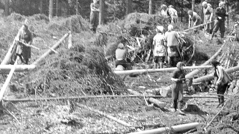 Der 50 Meter Streifen zur Bundesrepublik wurde gerodet und damit freies Schussfeld geschaffen. Dazu waren die Anwohner der DDR-Grenzdörfer eingeteilt.