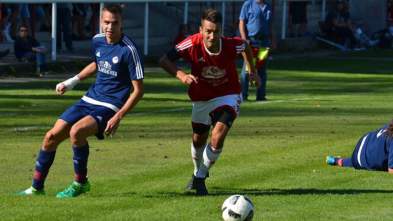 Der Volkacher Julius Ströhlein (rechts, Archivbild) vergab in der ersten Hälfte die beste Chance seines Teams.