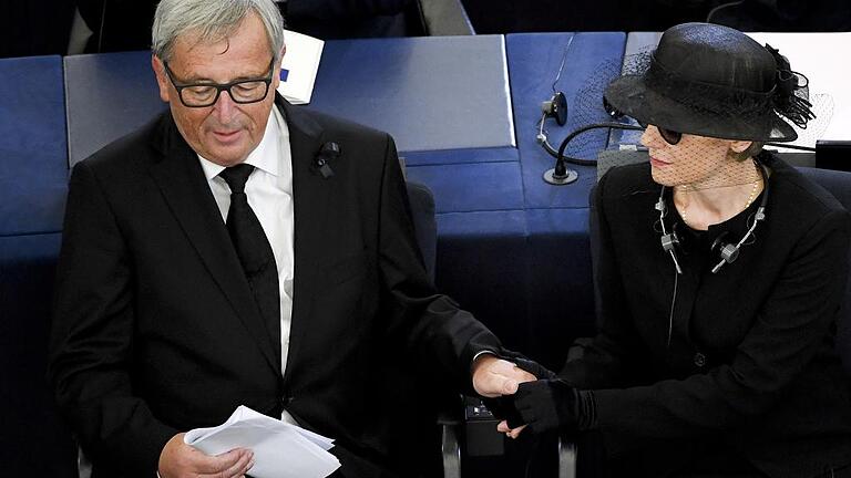 Trauerfeierlichkeiten für Altkanzler Kohl       -  EU-Kommissionspräsident Jean-Claude Junker mit Maike Kohl-Richter