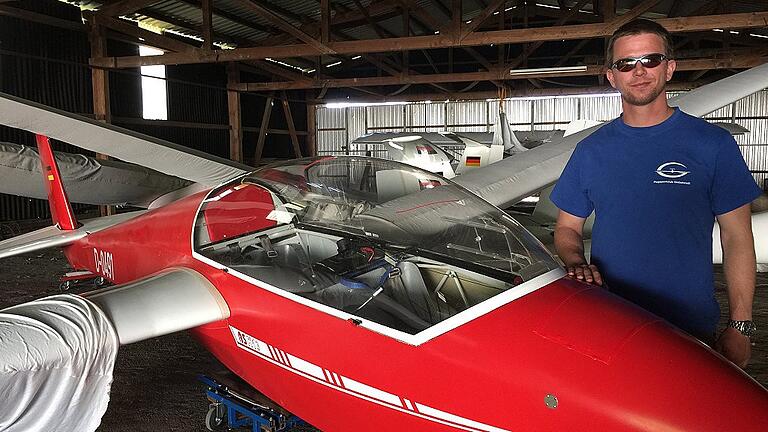 In dieser Halle werden die Flieger des Flugsportclubs Giebelstadt untergebracht. Hobbypilot Julian Krause neben einem Segelflugzeug des Vereins. In dieser Halle werden die Flieger des Flugsportclubs Giebelstadt untergebracht. Hobbypilot Julian Krause neben einem Segelflugzeug des Vereins.