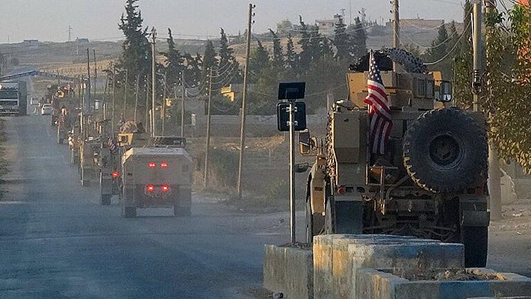 USA beginnen Abzug aus syrisch-türkischer Grenzregion - Der Rückzug US-amerikanischer Truppen aus dem Nordosten Syriens hat bereits begonnen. Damit wird die Voraussetzung für den angekündigten Vormarsch der türkischen Streitkräfte geschaffen. USA beginnen Abzug aus syrisch-türkischer Grenzregion - Der Rückzug US-amerikanischer Truppen aus dem Nordosten Syriens hat bereits begonnen. Damit wird die Voraussetzung für den angekündigten Vormarsch der türkischen Streitkräfte geschaffen.