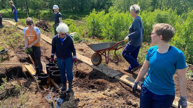140 Ehrenamtliche engagieren sich in diesem und im nächsten Monat für den Schutz des Roten Moores. 140 Ehrenamtliche engagieren sich in diesem und im nächsten Monat für den Schutz des Roten Moores.