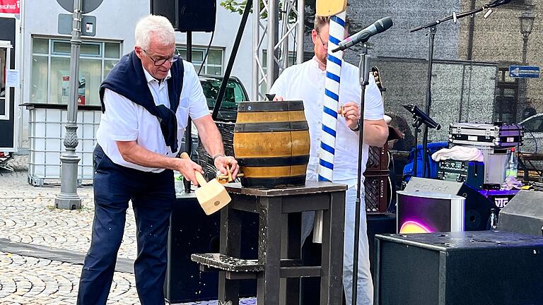 Gekonnt zapfte Bürgermeister Günther Werner das erste Fass Bier beim Marktplatzfest an.