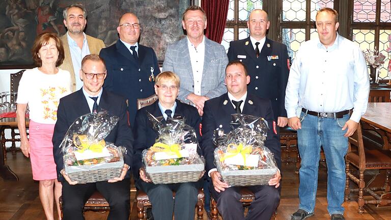 Dankten den scheidenden Kommandanten Erika Kleindienst (sitzend Mitte) und Florian Varm (sitzend rechts), stehend von links: Ingrid Stryjski, Johannes Klinke, Michael Hartner, Peter Juks, Andreas Henig, Christian Halbig und (sitzend links) Kevin Hess.