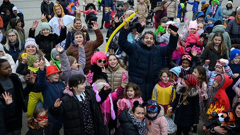 Kinderfasching am Heuchelhof: Am Place de Caen animiert Dino De Marco Kinder vieler Nationen zum Tanzen. Kinderfasching am Heuchelhof: Am Place de Caen animiert Dino De Marco Kinder vieler Nationen zum Tanzen. 