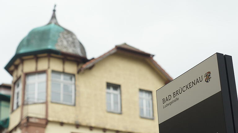 Hotel Post in Bad Brückenau soll Zukunft bekommen - Bad Brückenaus Ex-Bürgermeister Jochen Vogel kann sich im alten Hotel Post gut das neue Rathaus vorstellen; sein Nachfolger Jan Marberg denkt da etwas anders. Hotel Post in Bad Brückenau soll Zukunft bekommen - Bad Brückenaus Ex-Bürgermeister Jochen Vogel kann sich im alten Hotel Post gut das neue Rathaus vorstellen; sein Nachfolger Jan Marberg denkt da etwas anders.